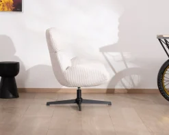Fauteuil enveloppant en tissu blanc et pied pivotant en métal 