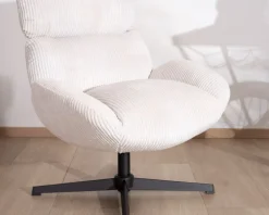 Fauteuil enveloppant en tissu blanc et pied pivotant en métal 