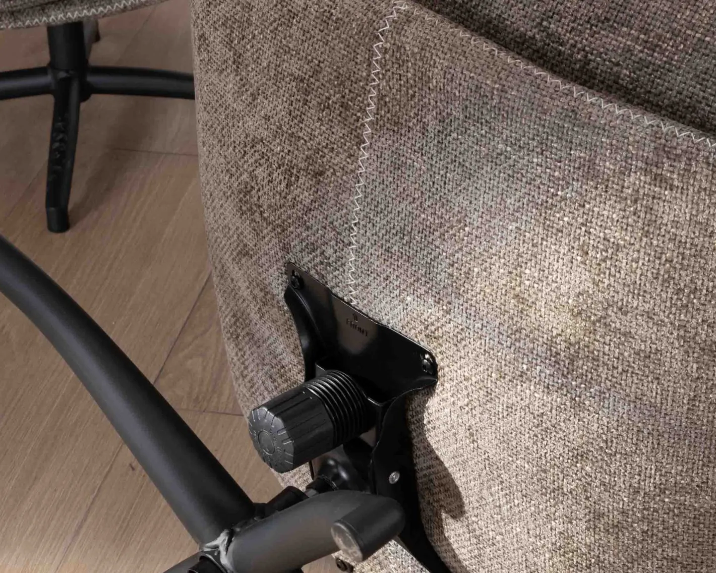 Sale Fauteuil pivotant esprit rétro avec pouf en tissu microfibre coloris havane "Branson" Fauteuil