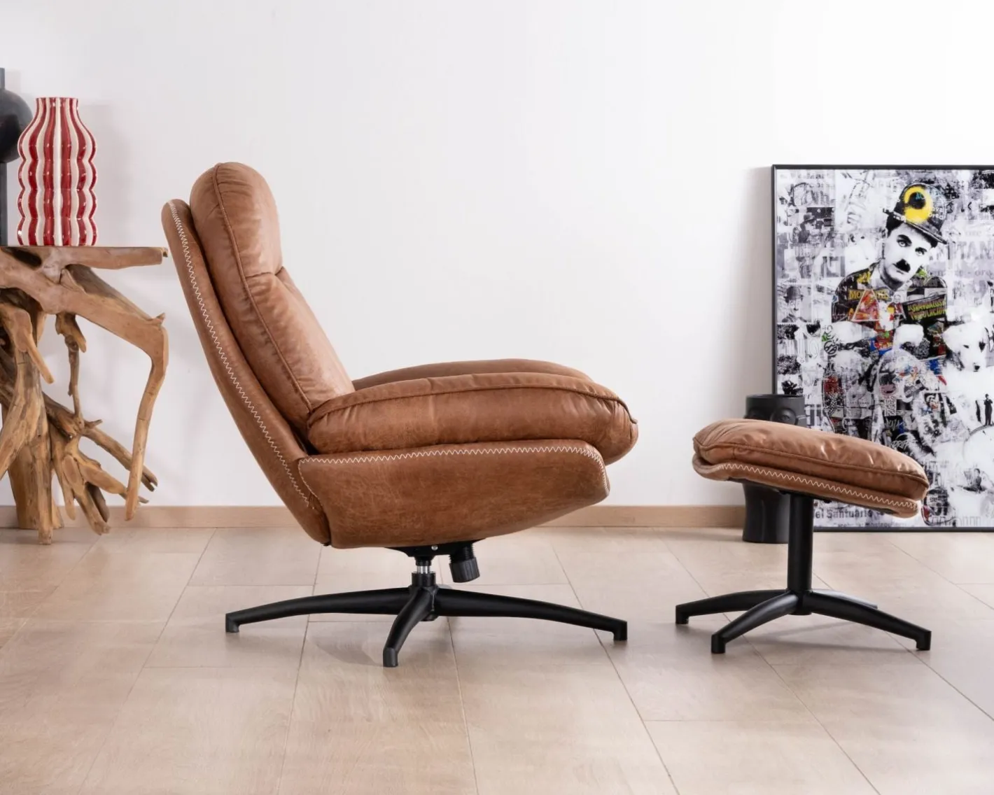Sale Fauteuil pivotant esprit rétro avec pouf en tissu microfibre coloris havane "Branson" Fauteuil
