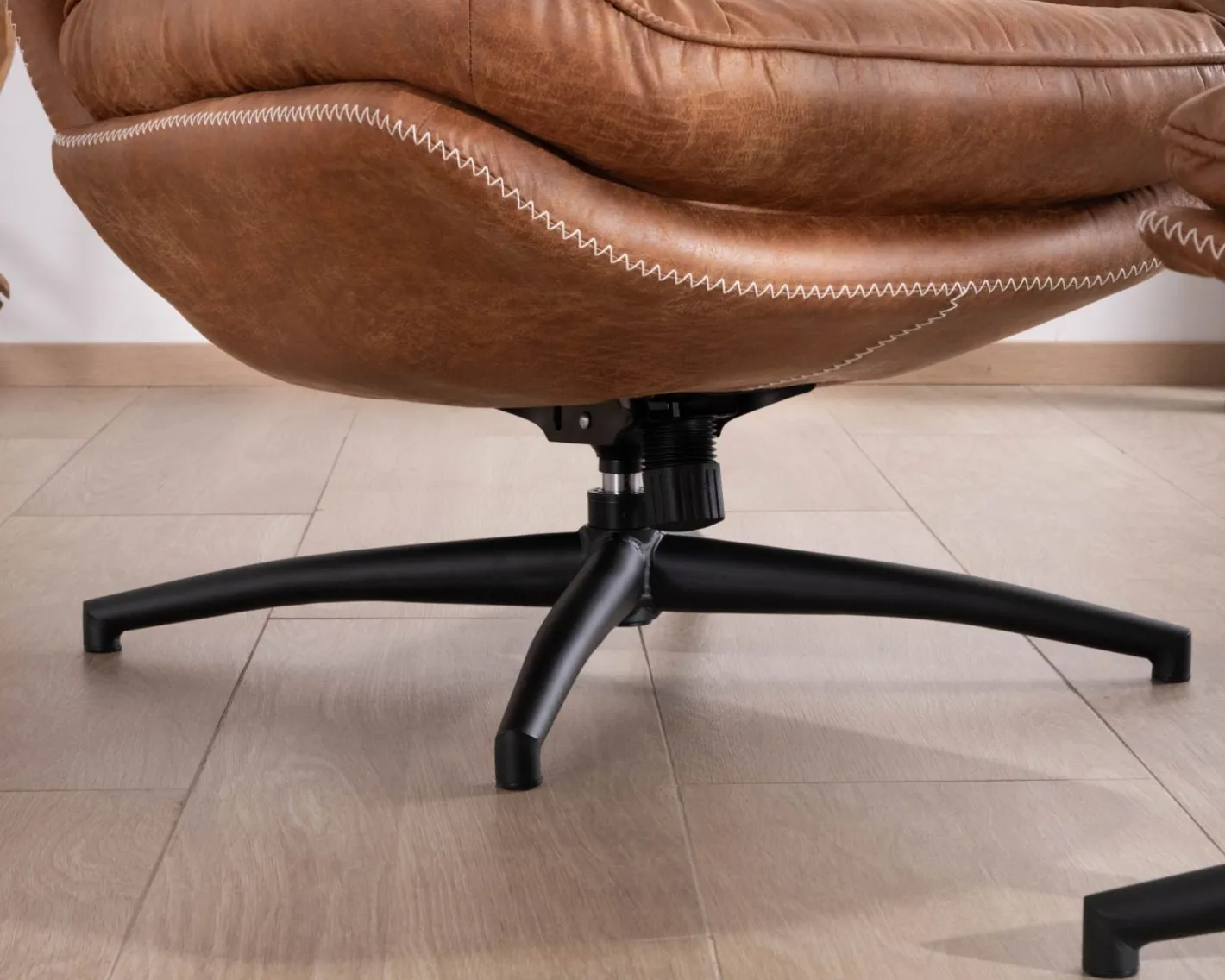 Sale Fauteuil pivotant esprit rétro avec pouf en tissu microfibre coloris havane "Branson" Fauteuil