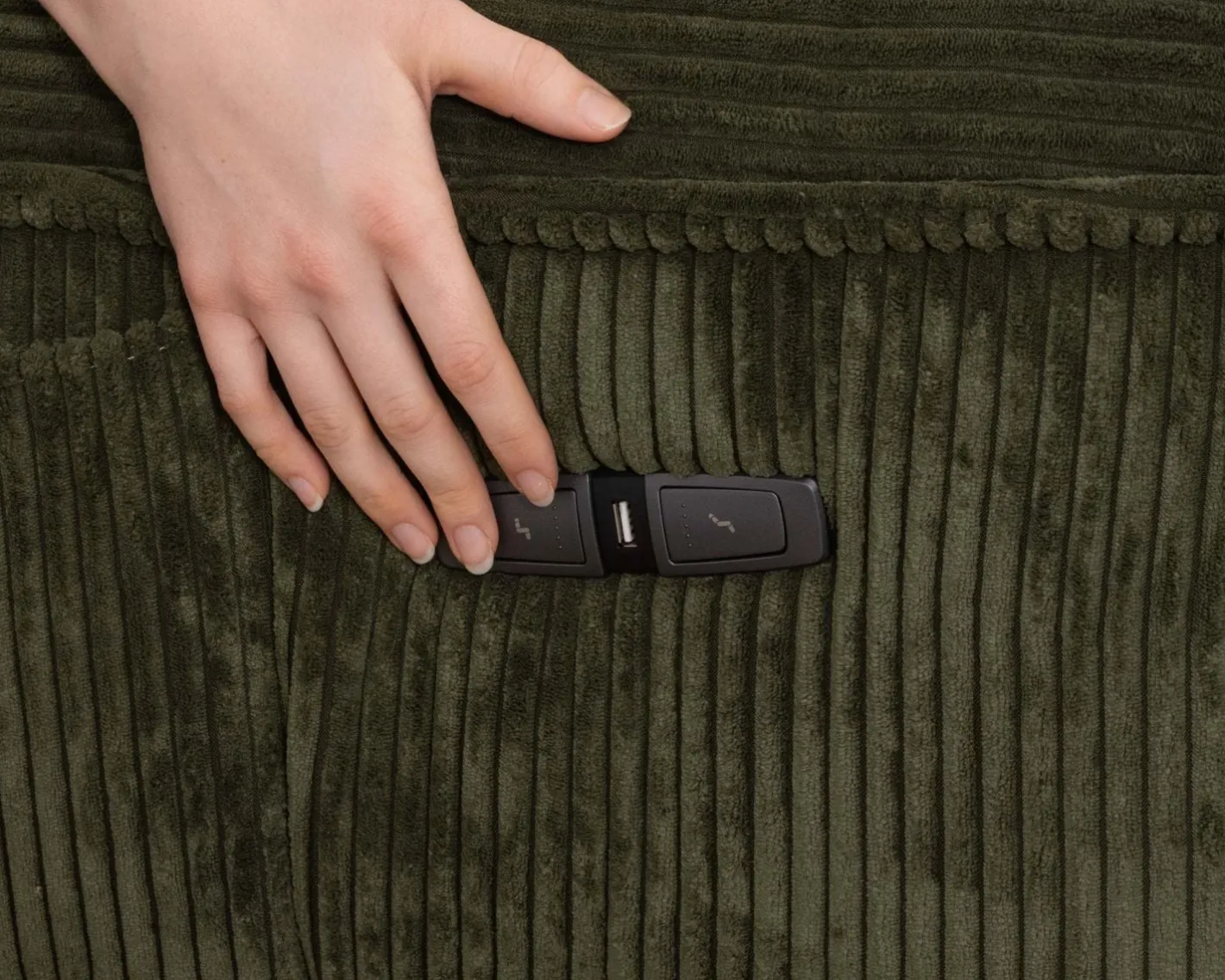 Outlet Fauteuil relax esprit cosy en velours côtelé vert "Cascada" avec inclinaison électrique Fauteuil