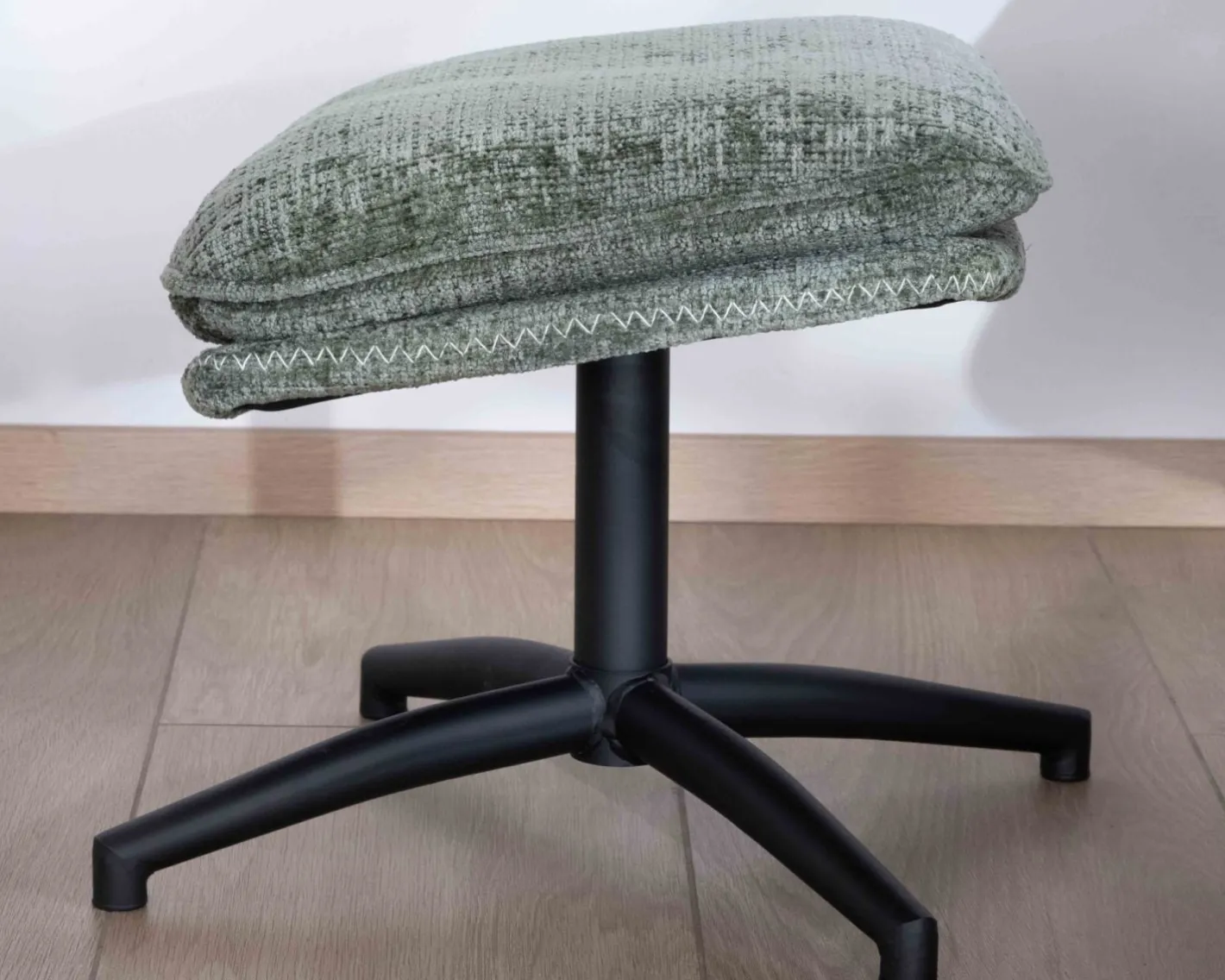 New Fauteuil rotatif design rétro en tissu soyeux vert sauge "Branson" avec pouf Fauteuil