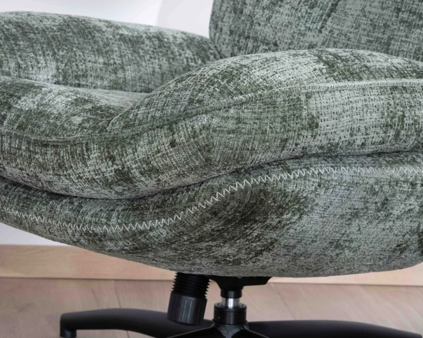 New Fauteuil rotatif design rétro en tissu soyeux vert sauge "Branson" avec pouf Fauteuil