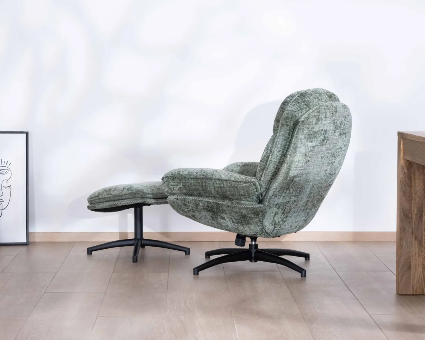 New Fauteuil rotatif design rétro en tissu soyeux vert sauge "Branson" avec pouf Fauteuil