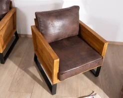 Fauteuil style club en teck et tissu aspect cuir 