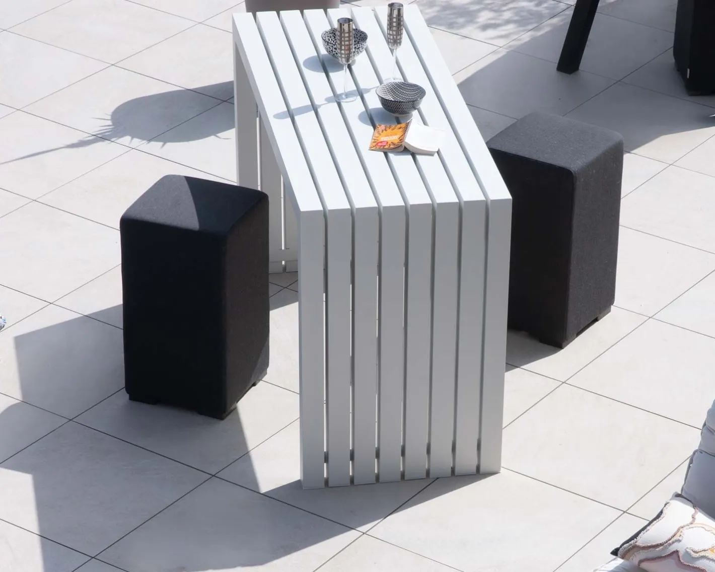 Clearance Grande table de bar épurée en aluminium blanc 200cm "Java Island" Table Haute Rectangulaire