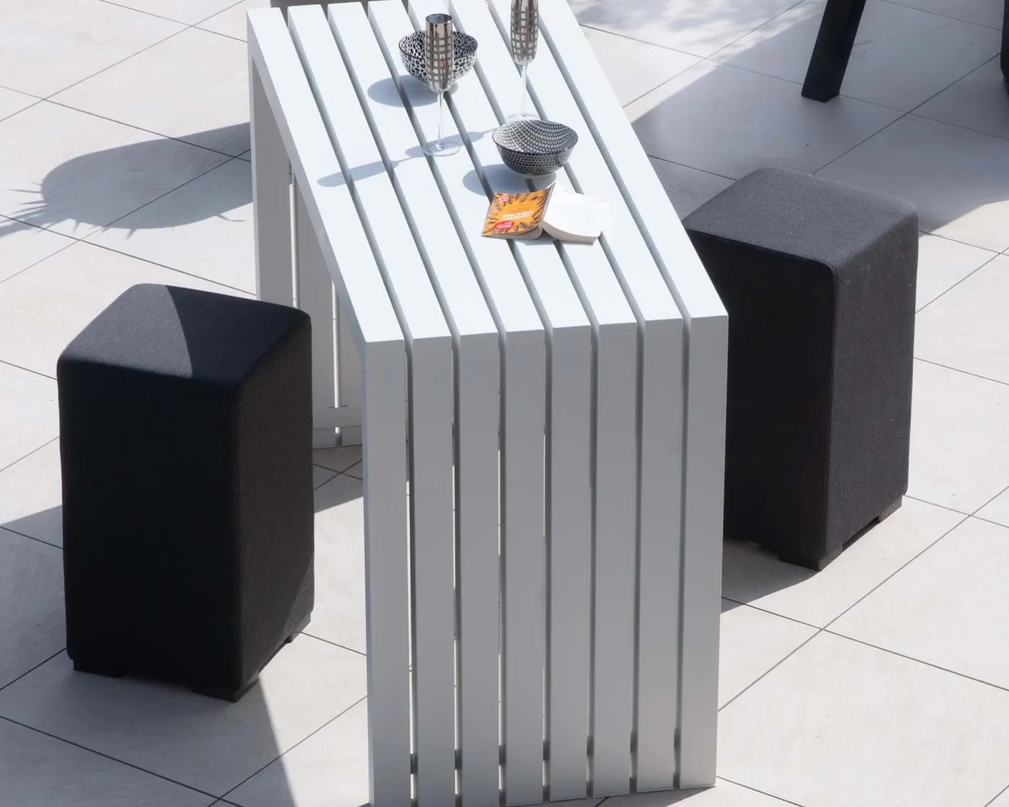 Clearance Grande table de bar épurée en aluminium blanc 200cm "Java Island" Table Haute Rectangulaire