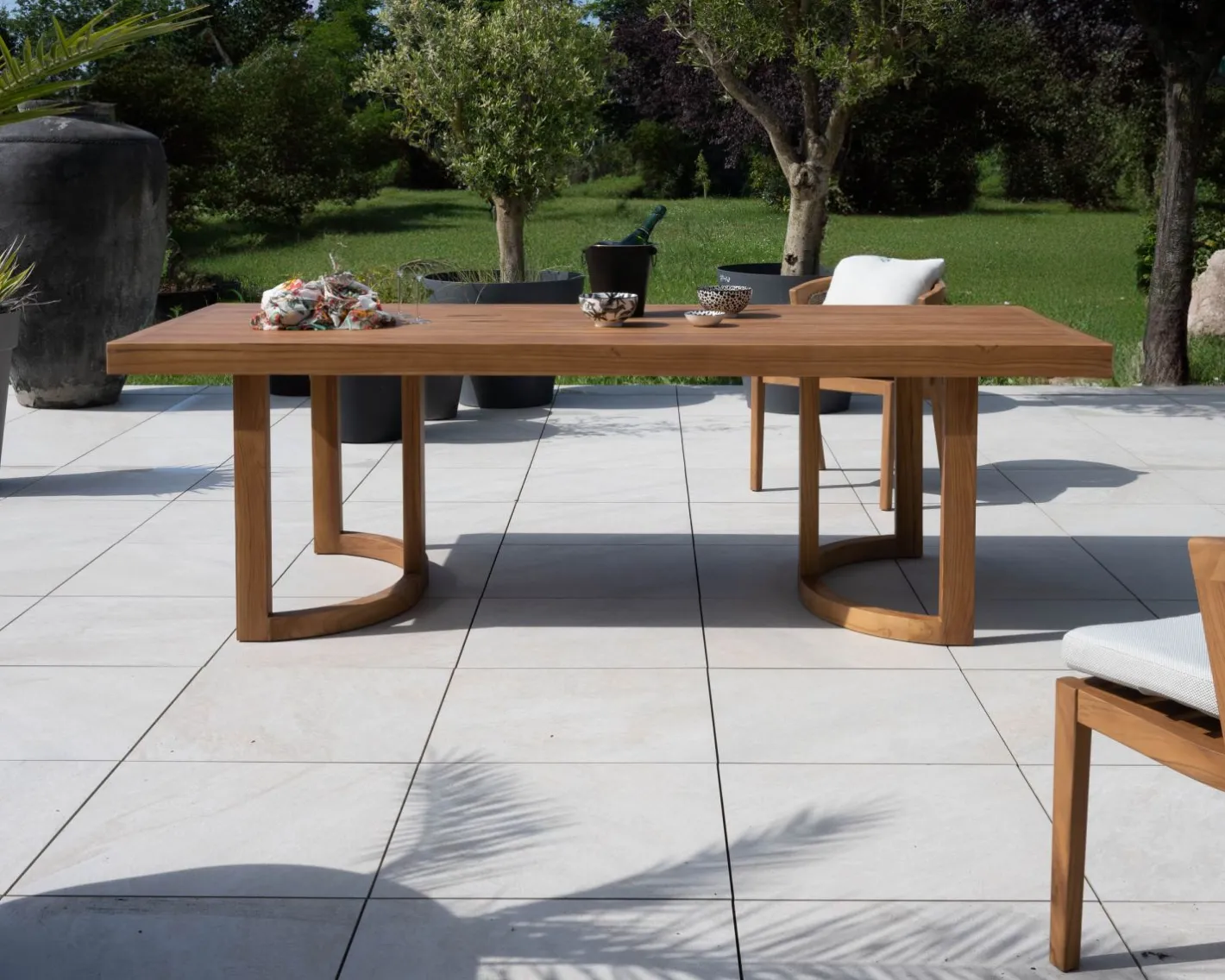 Online Grande table de repas extérieure 240 cm en teck "Orchaise" finition naturelle Table À Manger Rectangulaire