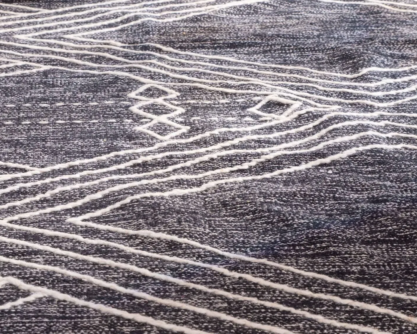 Best Grand tapis ethnique noir motifs brodés blancs "Solira" 300x200cm Décoration