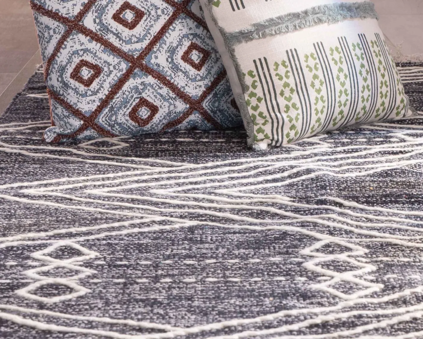 Best Grand tapis ethnique noir motifs brodés blancs "Solira" 300x200cm Décoration
