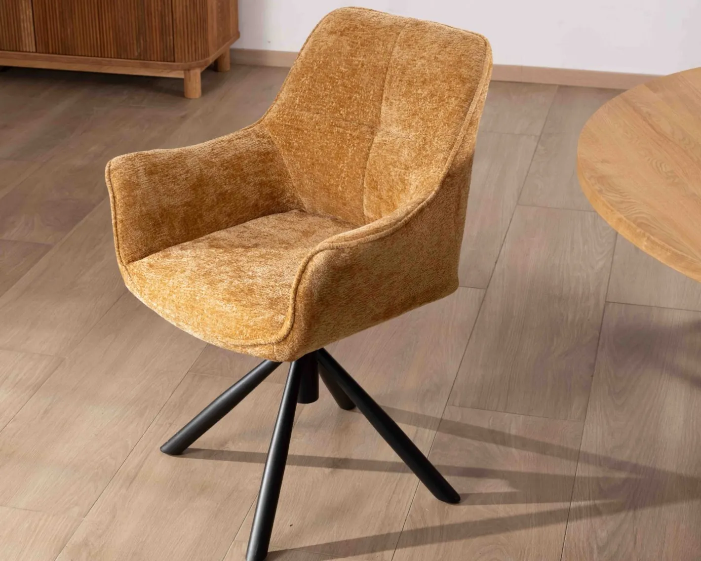 Clearance Lot de 2 chaises avec accoudoirs en tissu jaune et pied métal pivotant "Ewing" Chaise