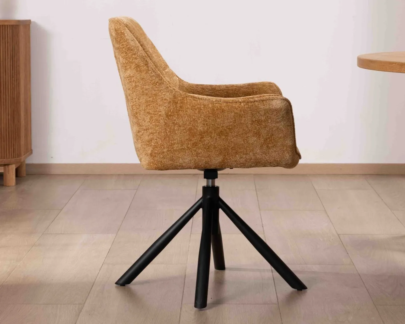 Clearance Lot de 2 chaises avec accoudoirs en tissu jaune et pied métal pivotant "Ewing" Chaise