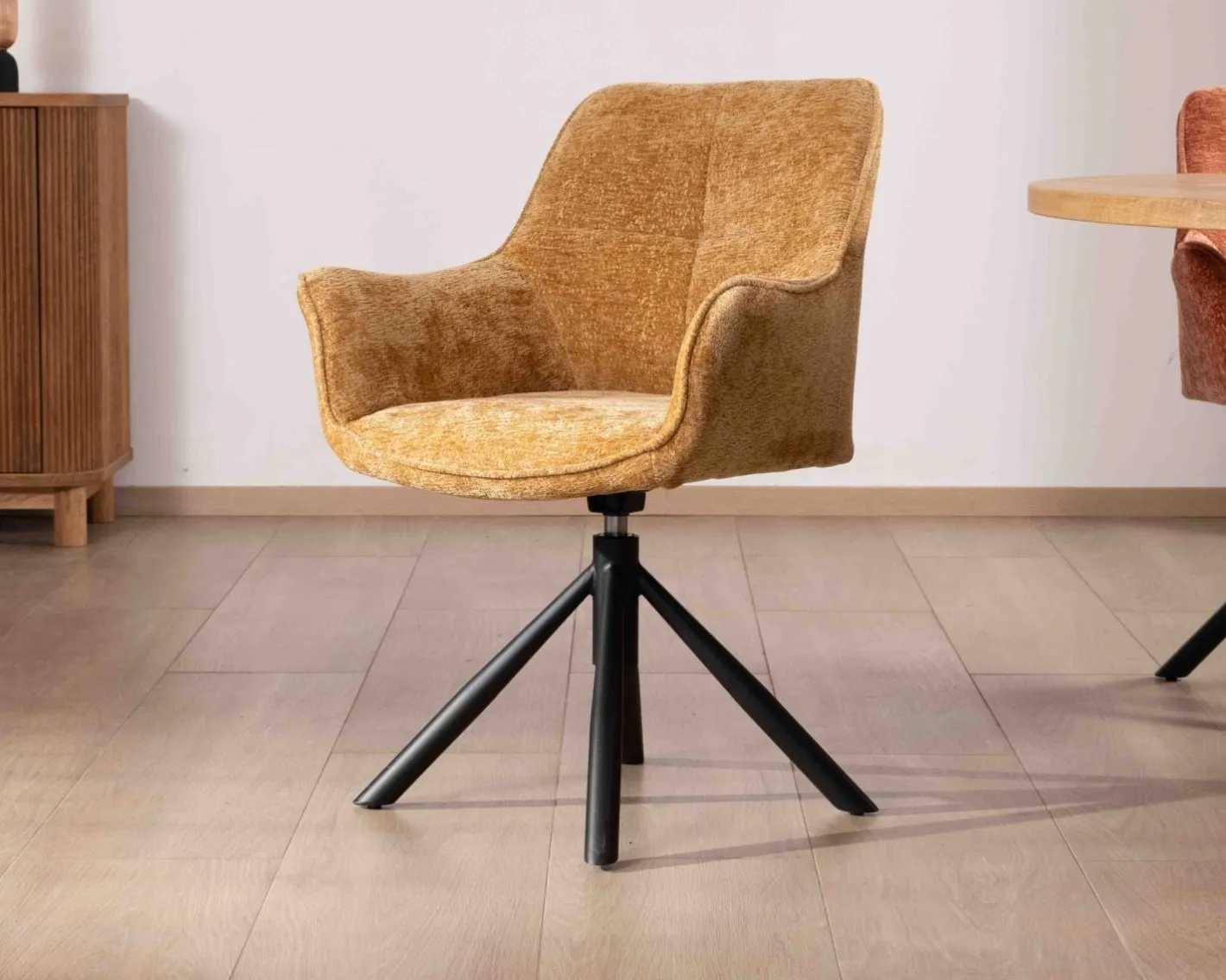 Clearance Lot de 2 chaises avec accoudoirs en tissu jaune et pied métal pivotant "Ewing" Chaise