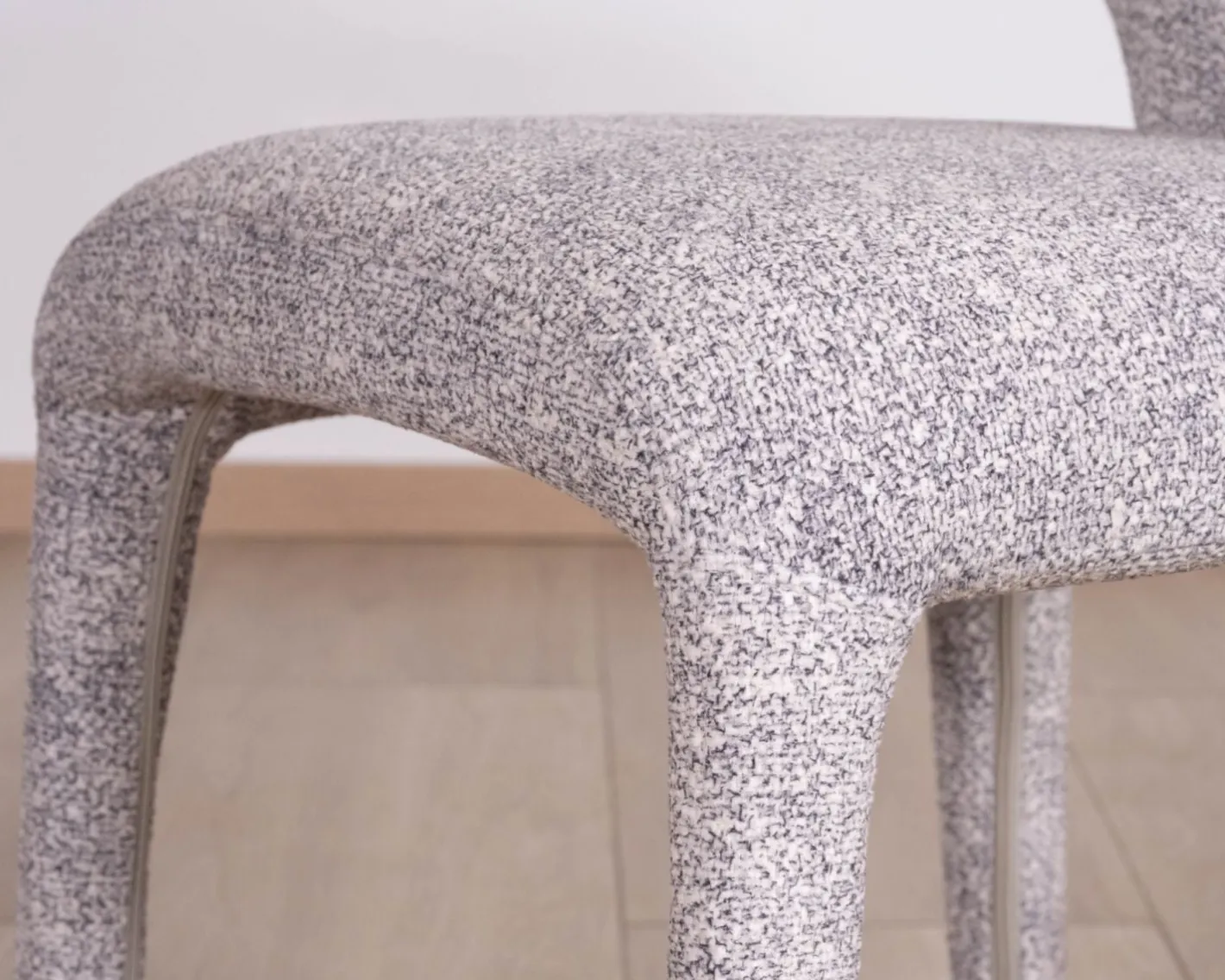 New Lot de 2 chaises de repas contemporaines “Milano” en tissu chiné gris clair à habillage intégral Chaise