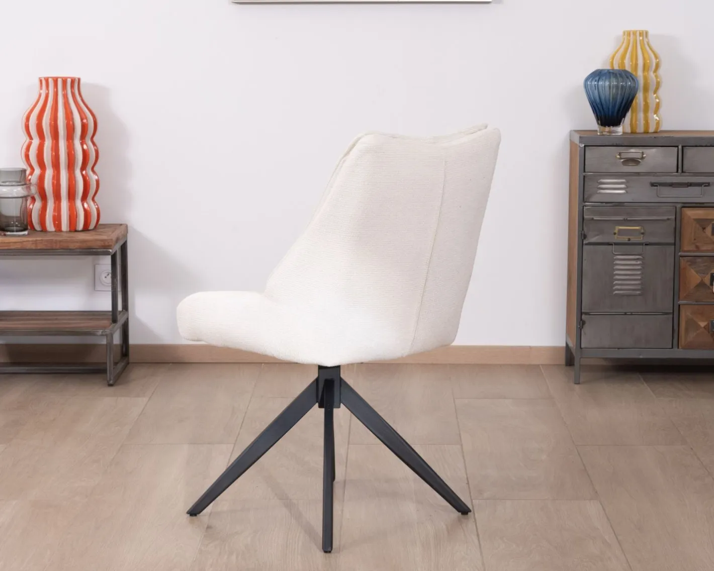 Sale Lot de 2 chaises de repas en tissu blanc et pied pivotant en métal "Webber" Chaise