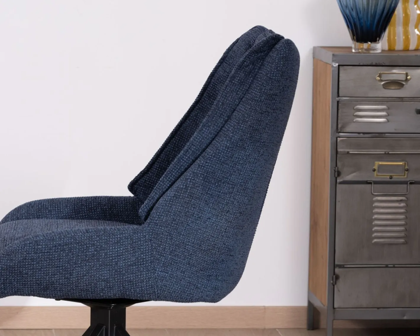 Sale Lot de 2 chaises de repas en tissu bleu nuit "Webber" assise design et pied 4 branches pivotant en métal Chaise