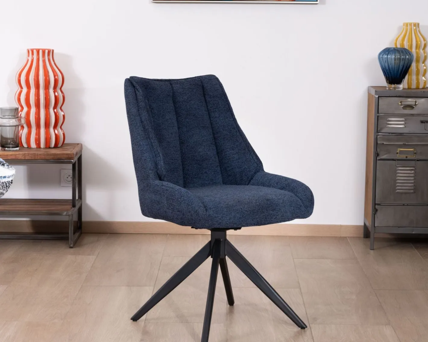 Sale Lot de 2 chaises de repas en tissu bleu nuit "Webber" assise design et pied 4 branches pivotant en métal Chaise
