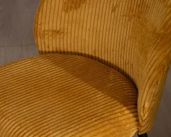 Clearance Lot de 4 chaises de repas en velours moutarde et pieds en métal noir 