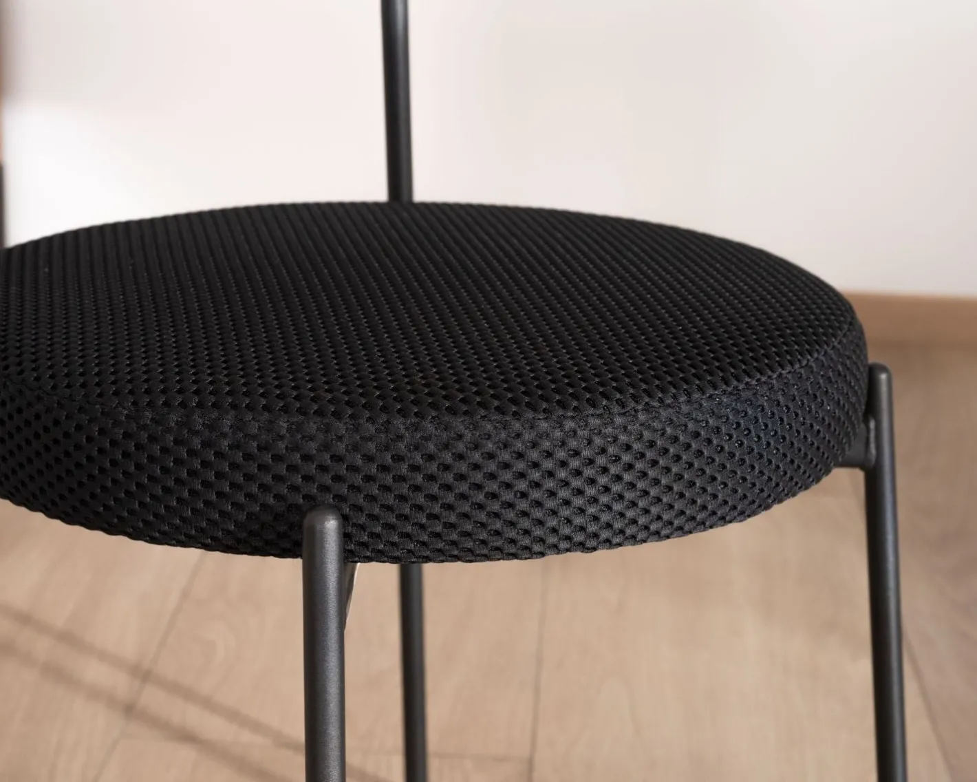 Lot de 2 chaises de repas style rétro en tissu noir et pieds métal "Lato" Chaise