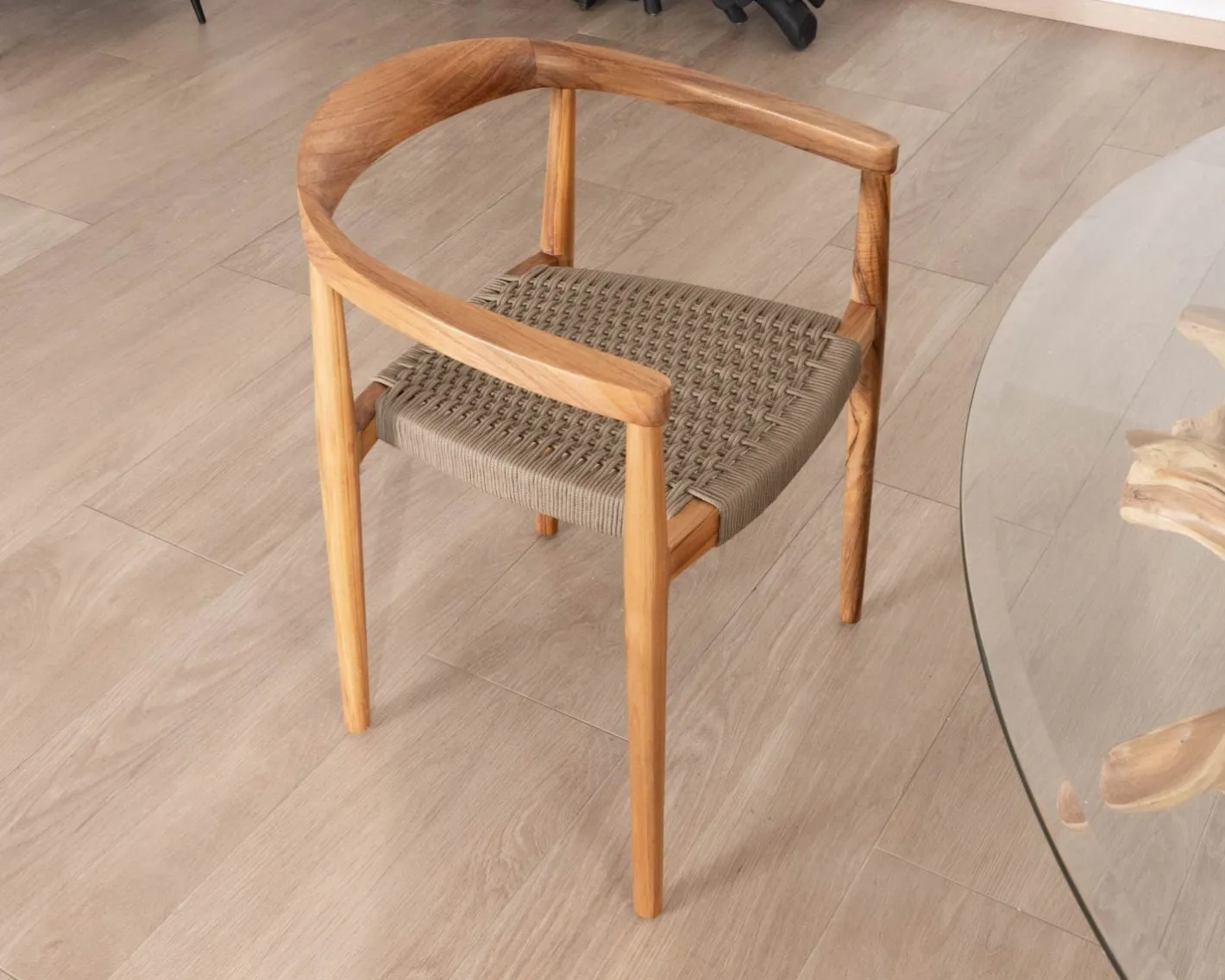 Sale Lot de 4 chaises en bois avec assise tressée taupe "Tiska" Chaise