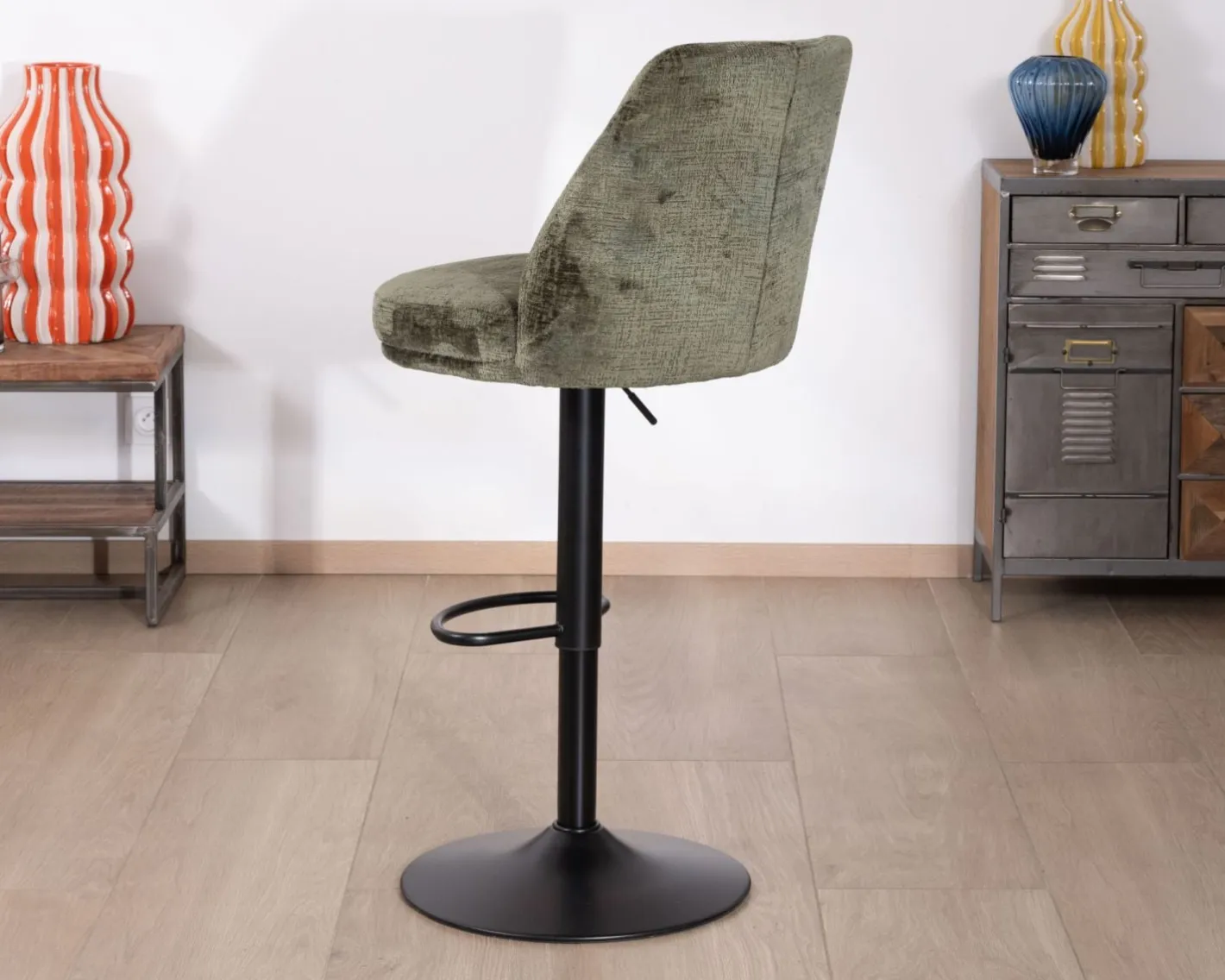 Online Lot de 2 chaises hautes réglables et pivotantes en velours vert kaki "Zoung" pied métal noir Chaise De Bar