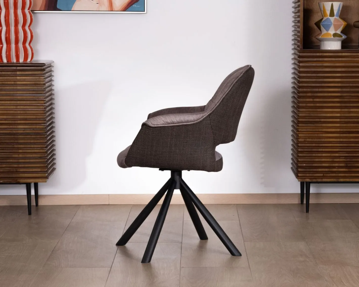 Lot de 2 fauteuils de repas enveloppants en tissu bi texturé chocolat et pied pivotant en métal "Chilko" Chaise