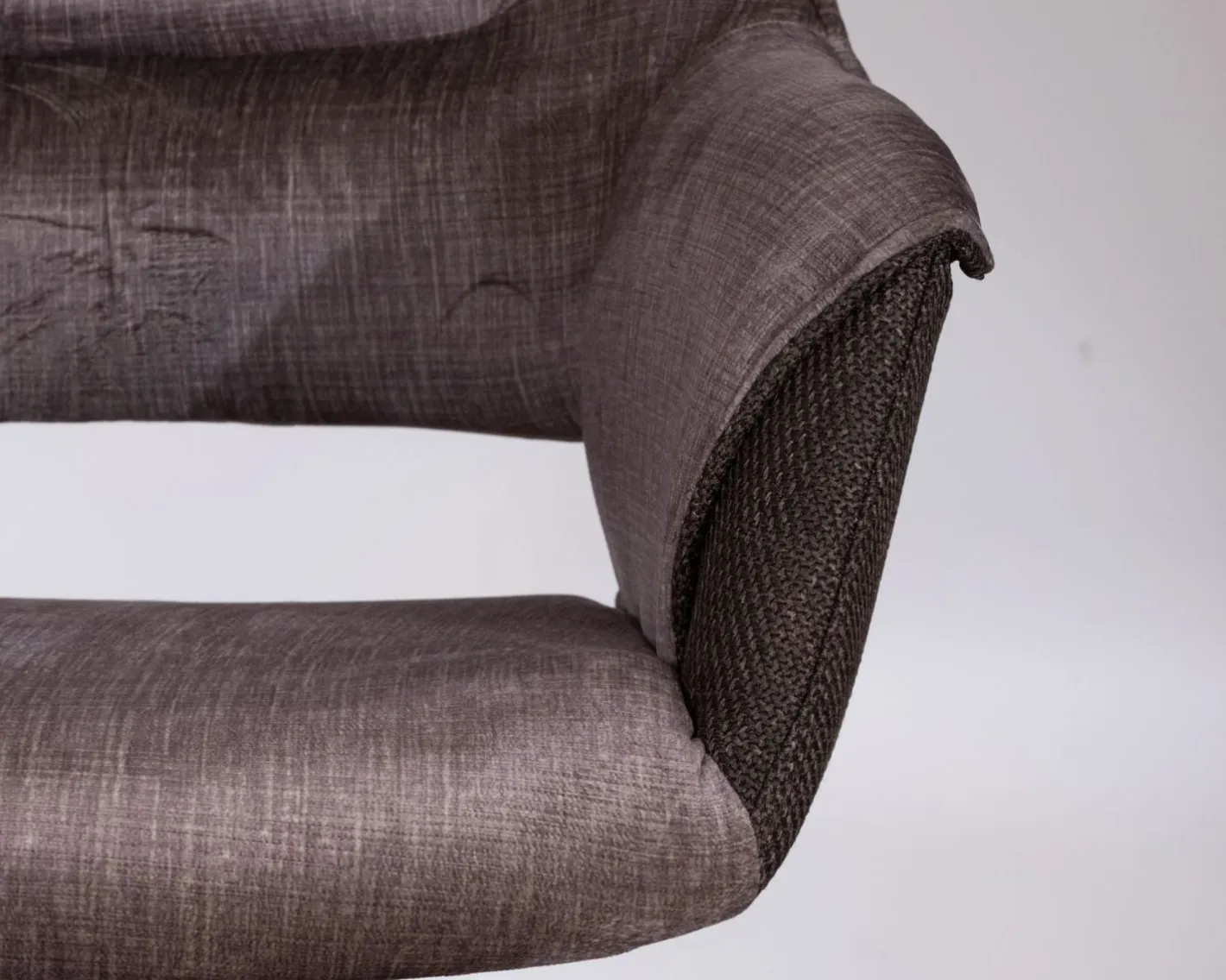 Lot de 2 fauteuils de repas enveloppants en tissu bi texturé chocolat et pied pivotant en métal "Chilko" Chaise