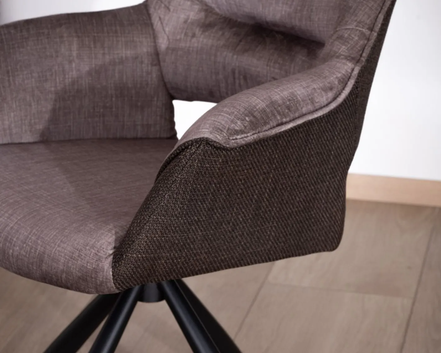 Lot de 2 fauteuils de repas enveloppants en tissu bi texturé chocolat et pied pivotant en métal "Chilko" Chaise