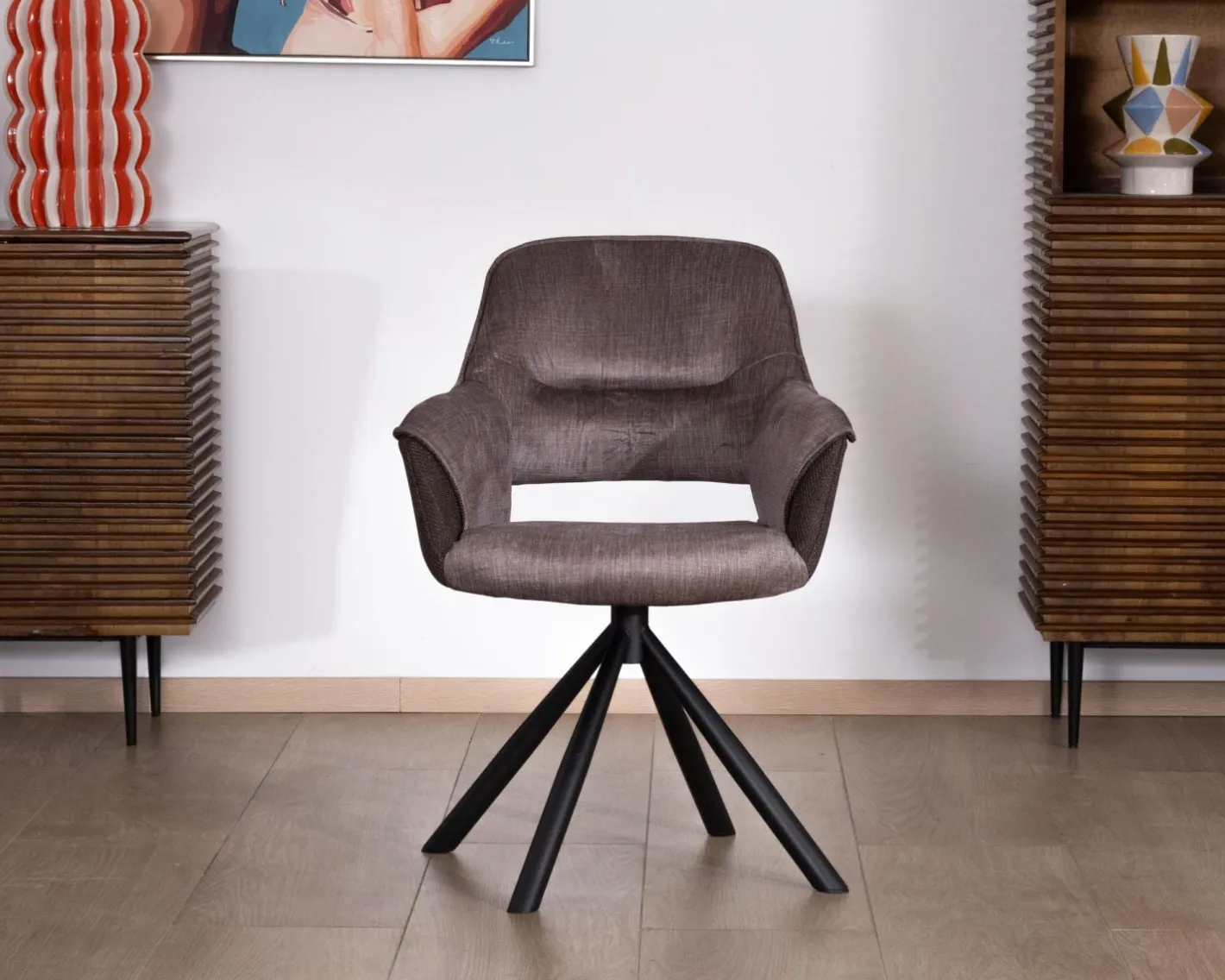 Lot de 2 fauteuils de repas enveloppants en tissu bi texturé chocolat et pied pivotant en métal "Chilko" Chaise
