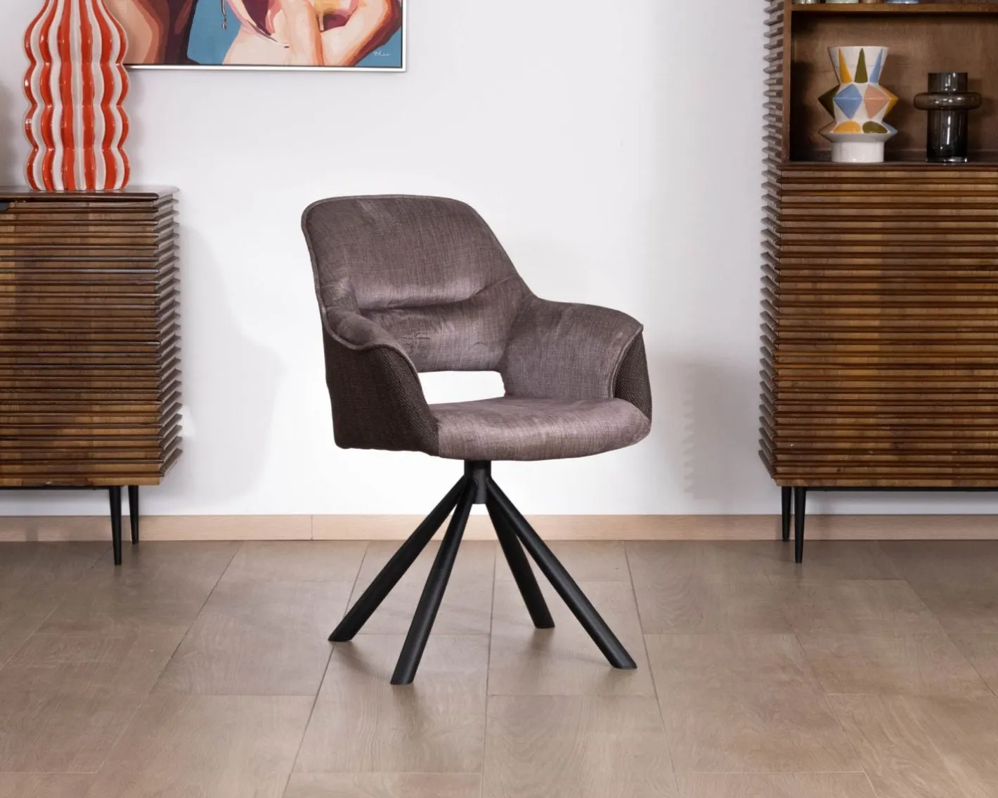 Lot de 2 fauteuils de repas enveloppants en tissu bi texturé chocolat et pied pivotant en métal "Chilko" Chaise