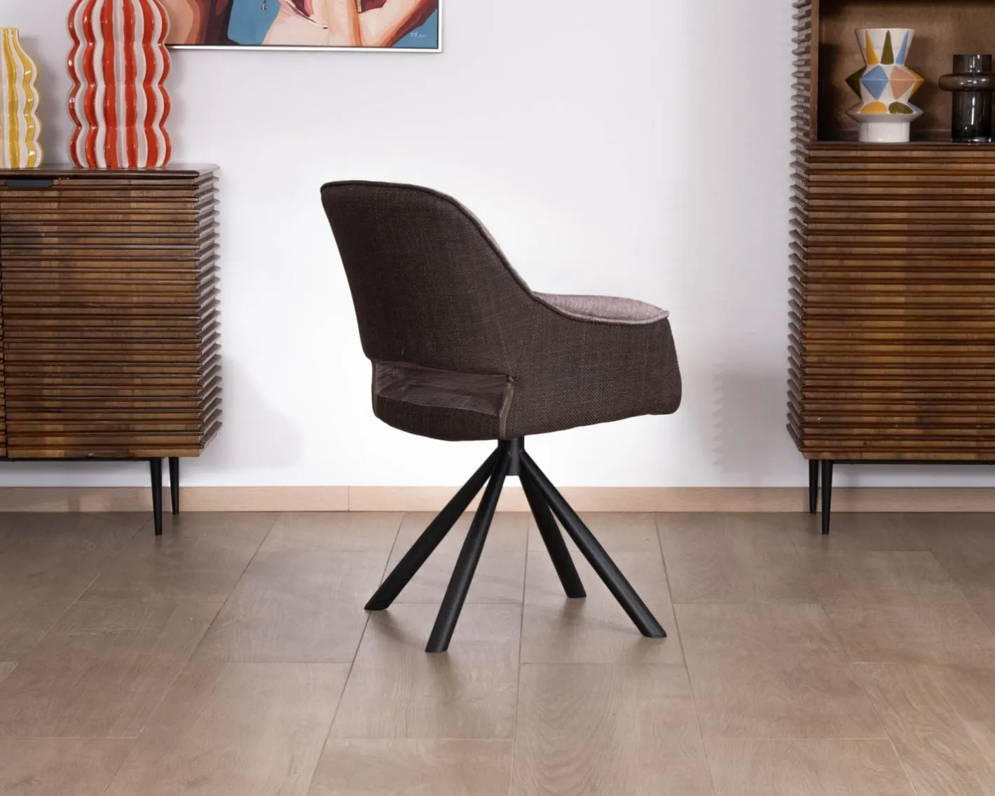 Lot de 2 fauteuils de repas enveloppants en tissu bi texturé chocolat et pied pivotant en métal "Chilko" Chaise