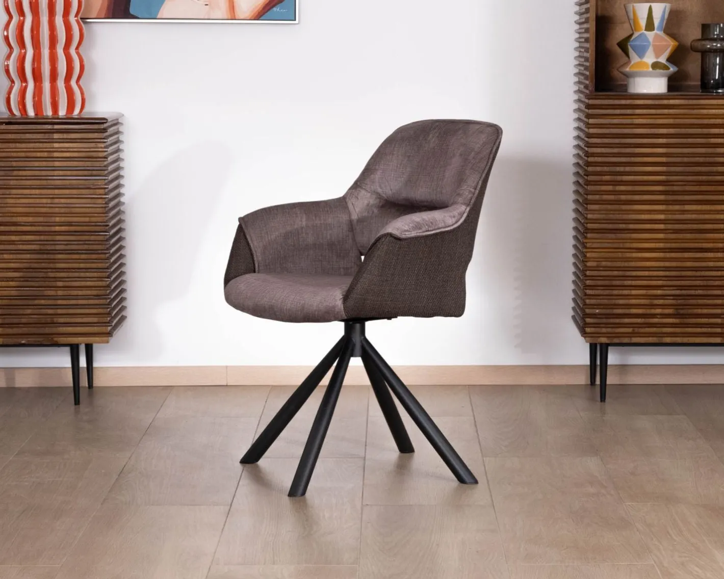 Lot de 2 fauteuils de repas enveloppants en tissu bi texturé chocolat et pied pivotant en métal "Chilko" Chaise
