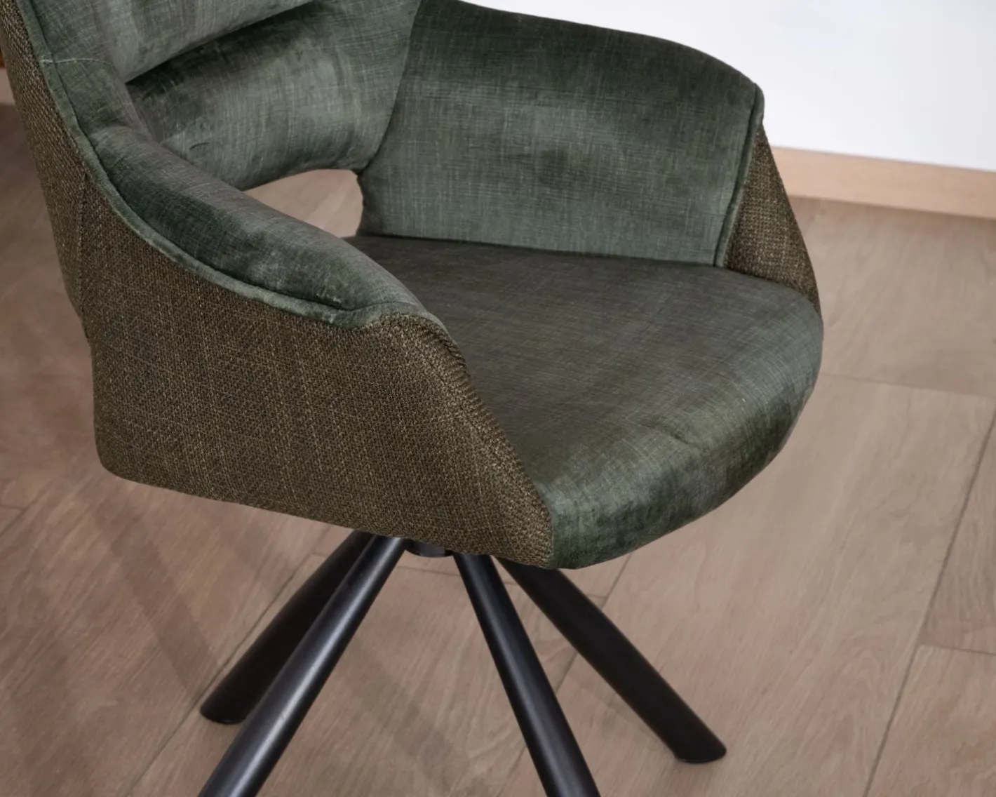 Hot Lot de 2 fauteuils de repas enveloppants en tissu bi texture vert "Chilko" avec pied pivotant en métal noir Chaise