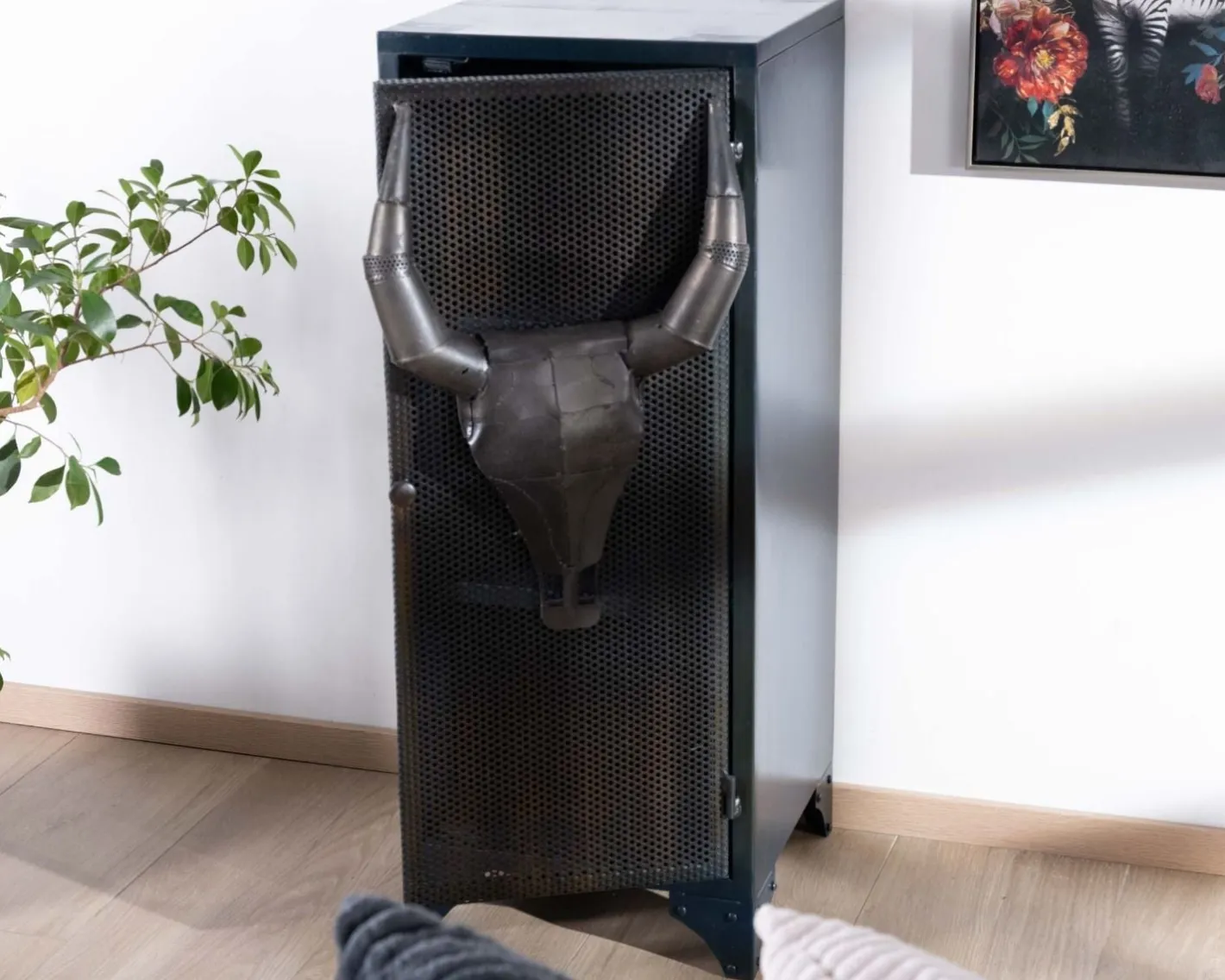 Discount Meuble de rangement en métal avec façade tête de taureau en relief "Crazy" Rangement|Buffet Et Bahut