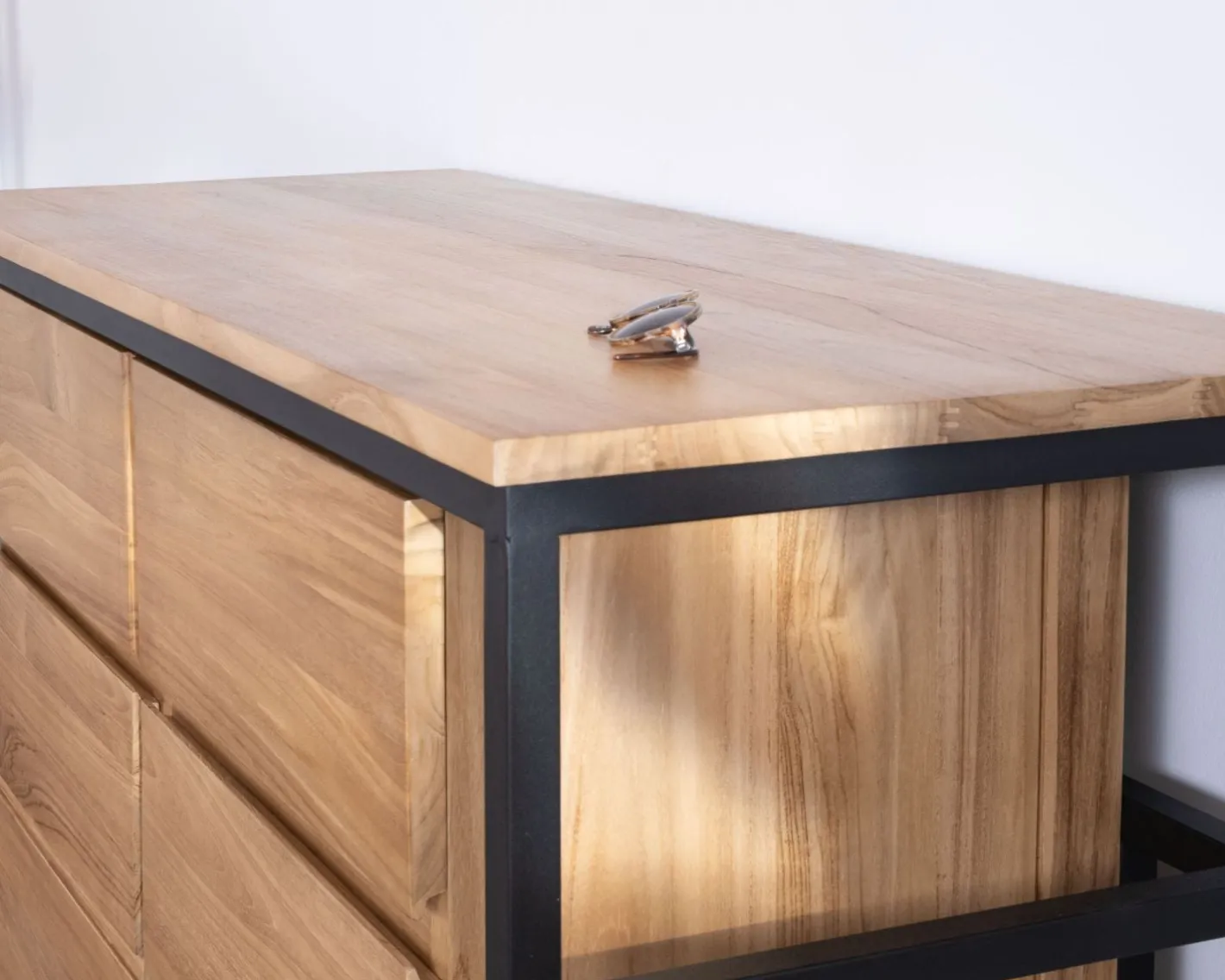 Hot Meuble sous vasque contemporain en teck 120 cm "Wavy" piètement design en métal Meuble Sous Vasque