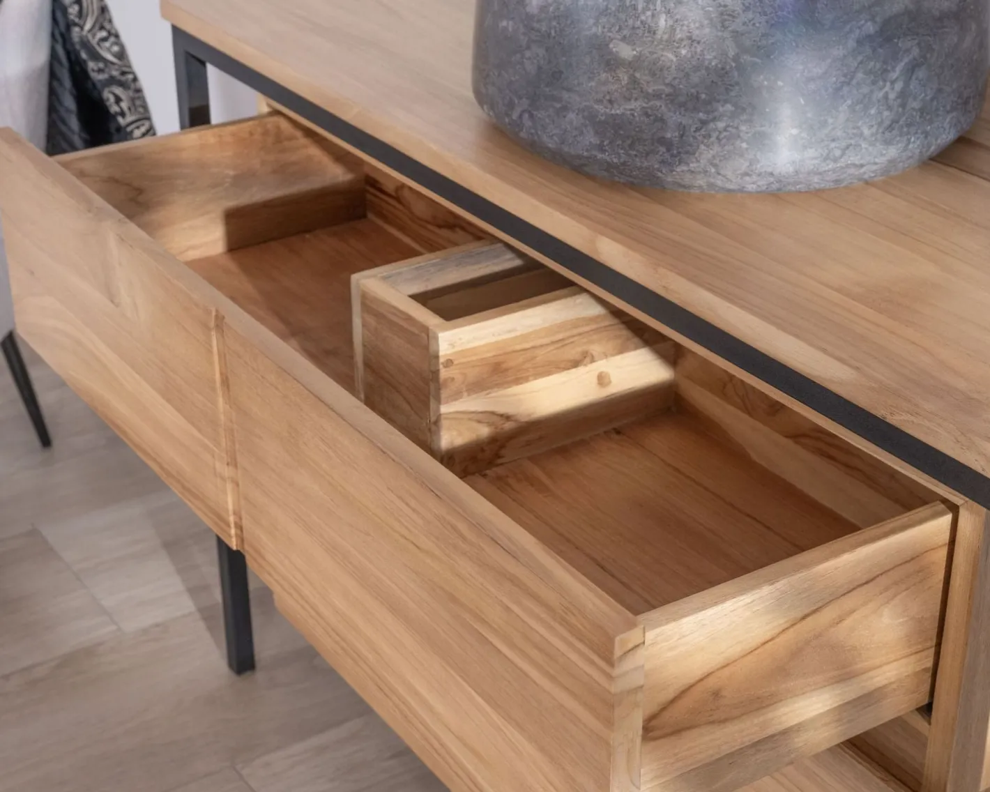 Hot Meuble sous vasque contemporain en teck 120 cm "Wavy" piètement design en métal Meuble Sous Vasque