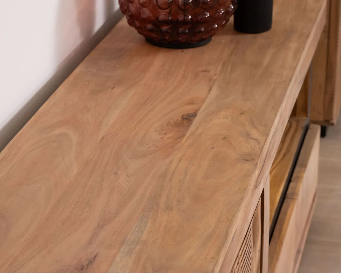 Discount Meuble TV 145 cm contemporain en acacia avec liserés noirs "Lumino" niche éclairage LED Meuble Télé