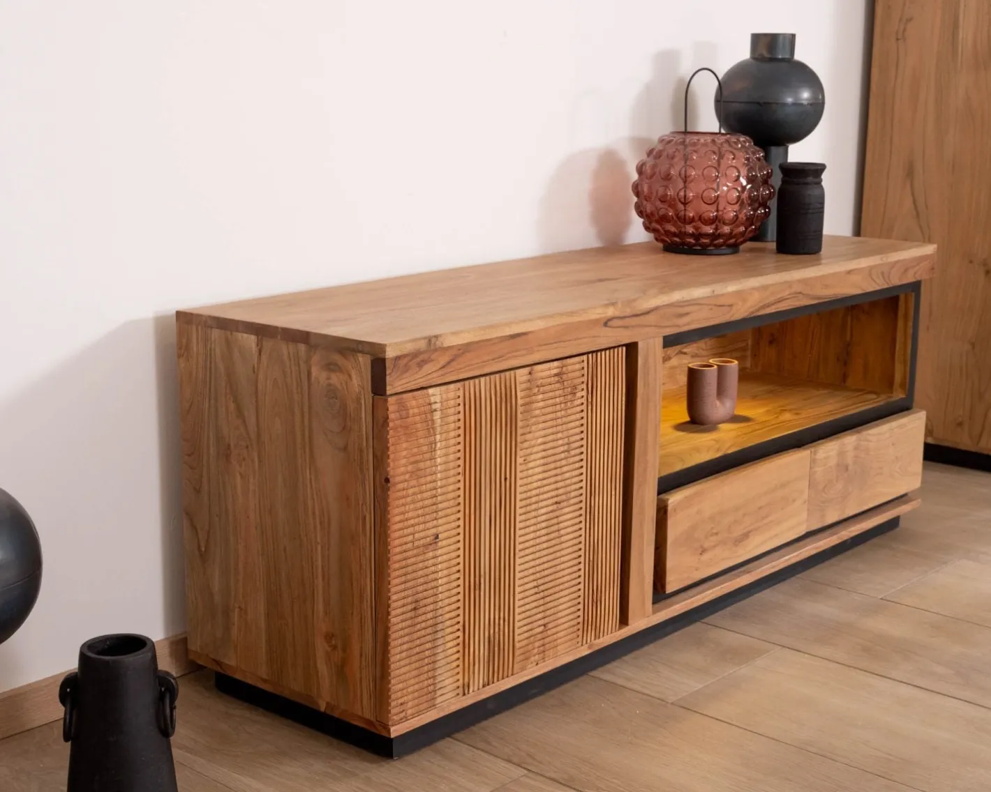 Discount Meuble TV 145 cm contemporain en acacia avec liserés noirs "Lumino" niche éclairage LED Meuble Télé