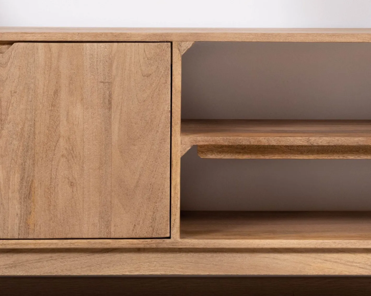 Clearance Meuble TV 170 cm en manguier massif style scandinave "Elyka" avec double porte et niches Meuble Télé