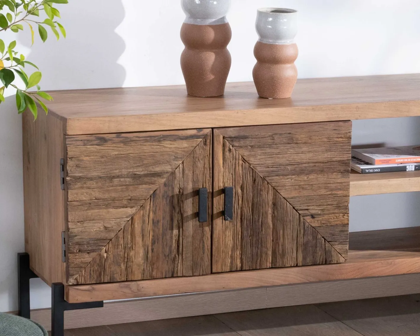 Clearance Meuble TV style ethnique acacia massif et pieds métal "Géonidum" 160cm 3 portes et 2 niches Meuble Télé