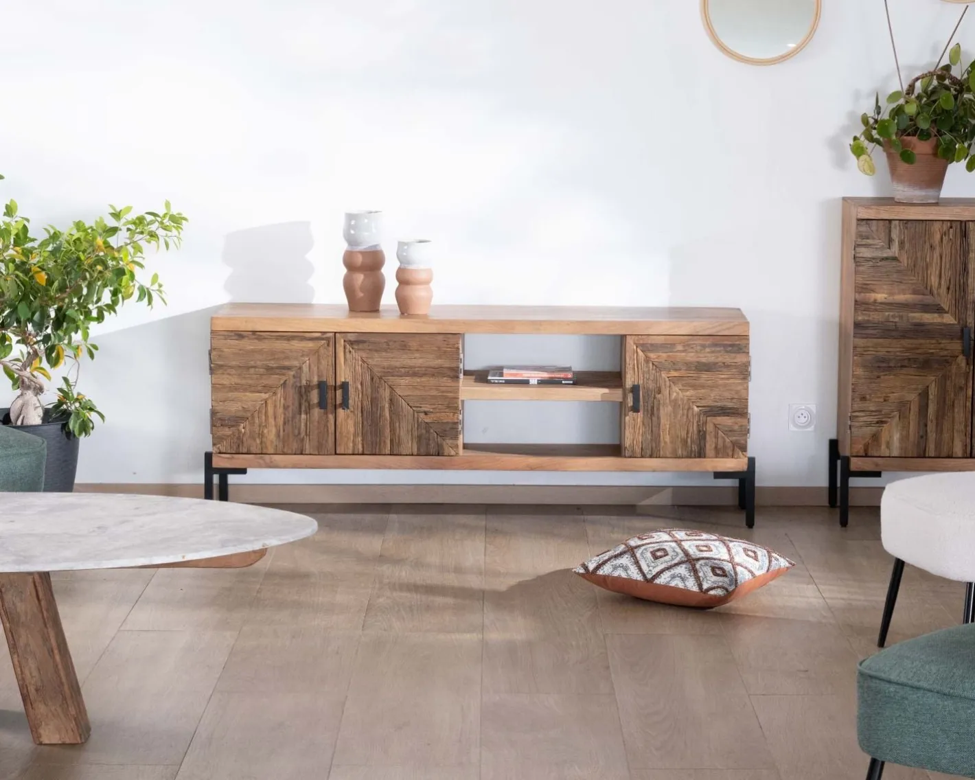 Clearance Meuble TV style ethnique acacia massif et pieds métal "Géonidum" 160cm 3 portes et 2 niches Meuble Télé