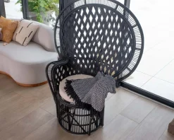 Original fauteuil style Pomare en rotin tressé noir