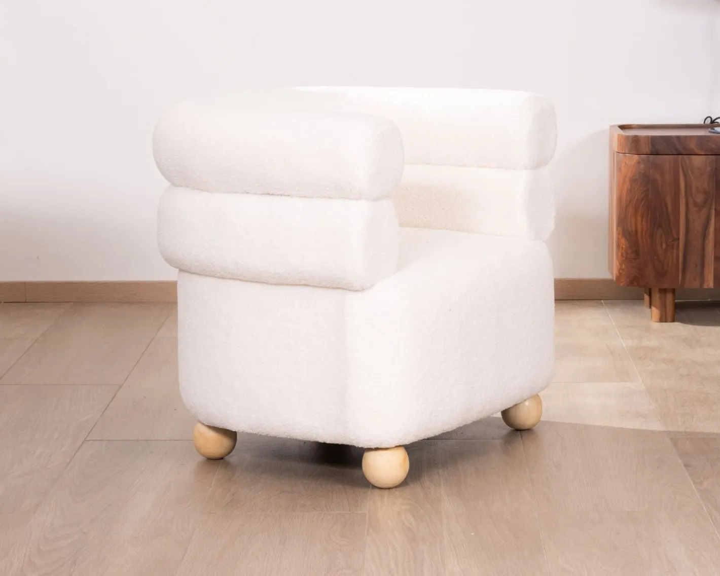 Online Petite chauffeuse en tissu bouclette blanc design 70's "Wala" Fauteuil