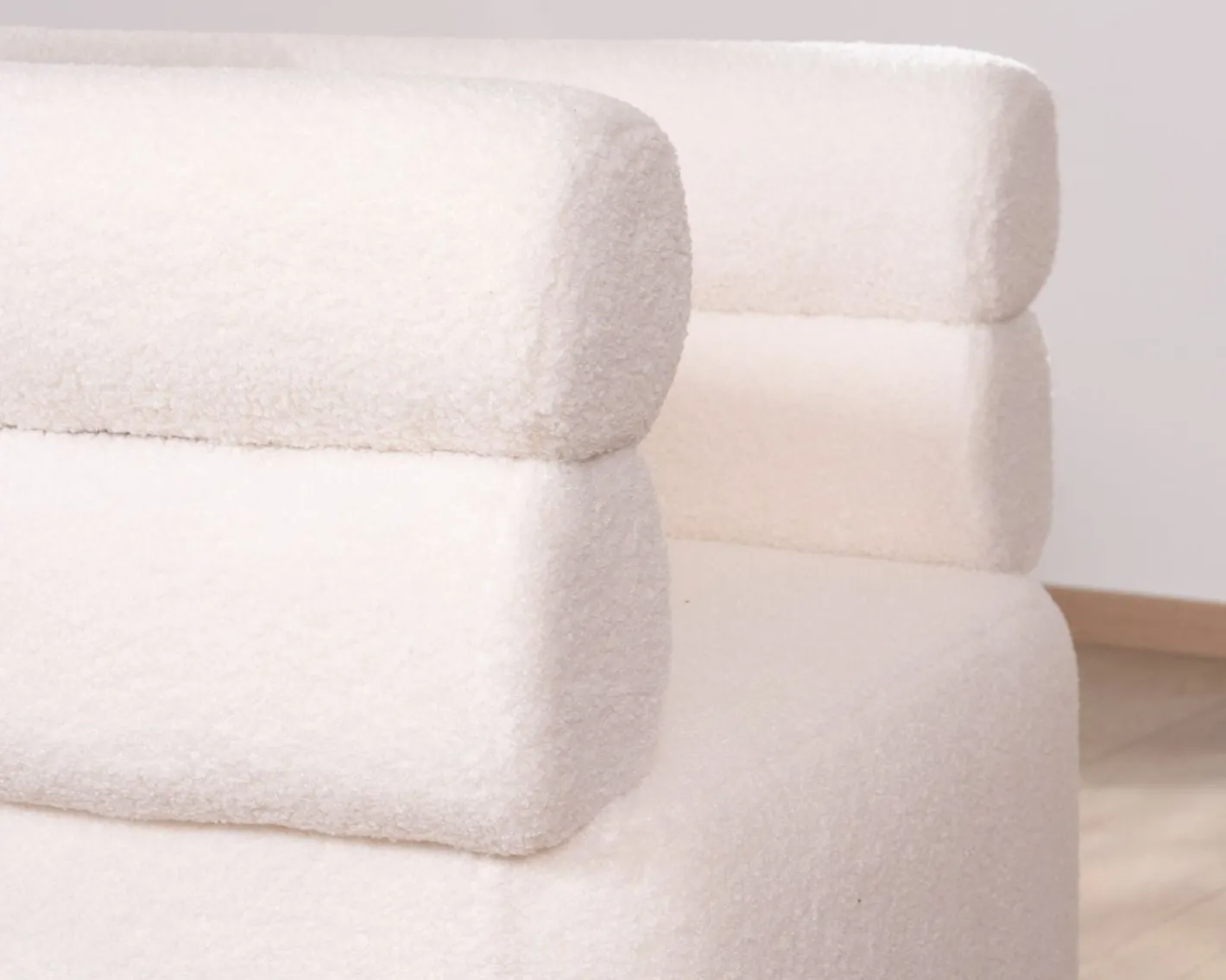 Online Petite chauffeuse en tissu bouclette blanc design 70's "Wala" Fauteuil