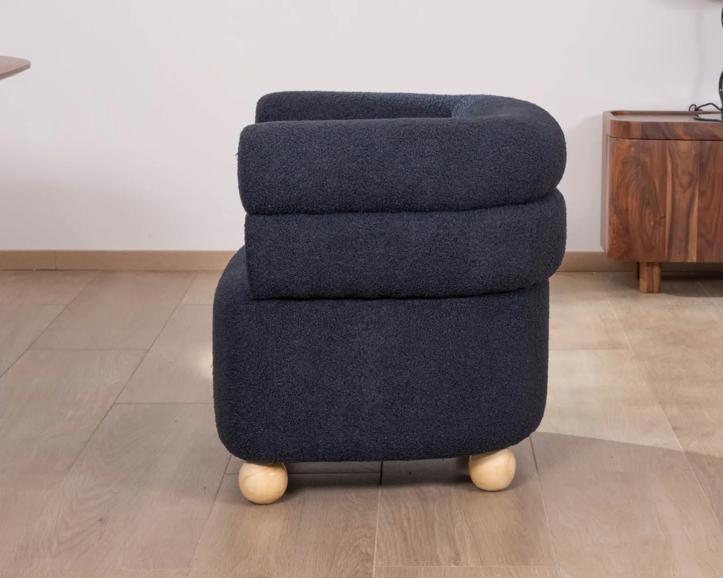 Petite chauffeuse enveloppante en tissu bleu foncé "Wala" Fauteuil