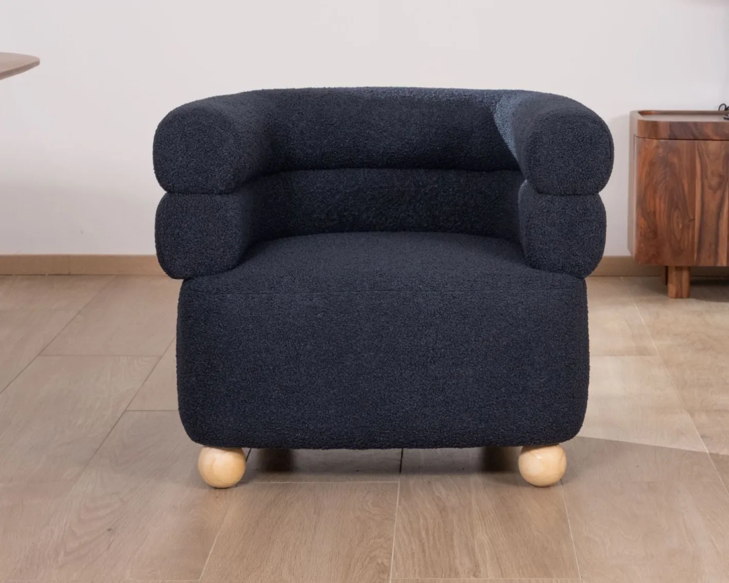 Petite chauffeuse enveloppante en tissu bleu foncé "Wala" Fauteuil