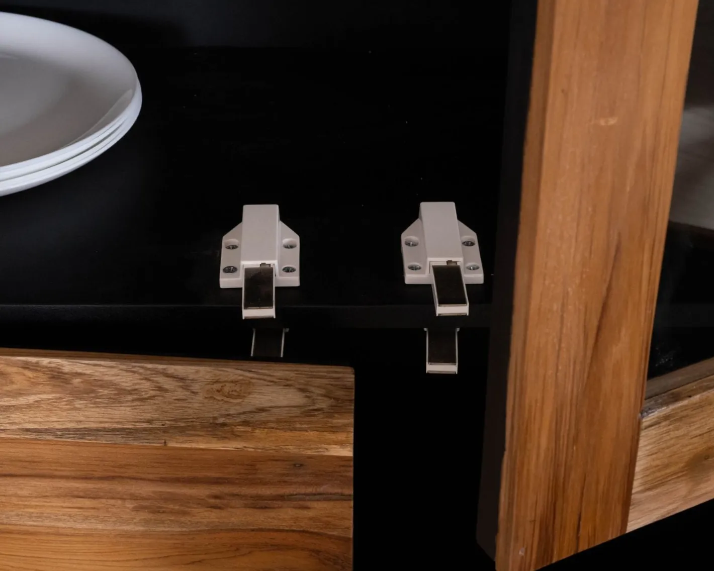 Petit vaisselier vitré esprit contemporain "Olonie" en teck naturel, acacia et métal noir Vaisselier|Vitrine Et Argentier
