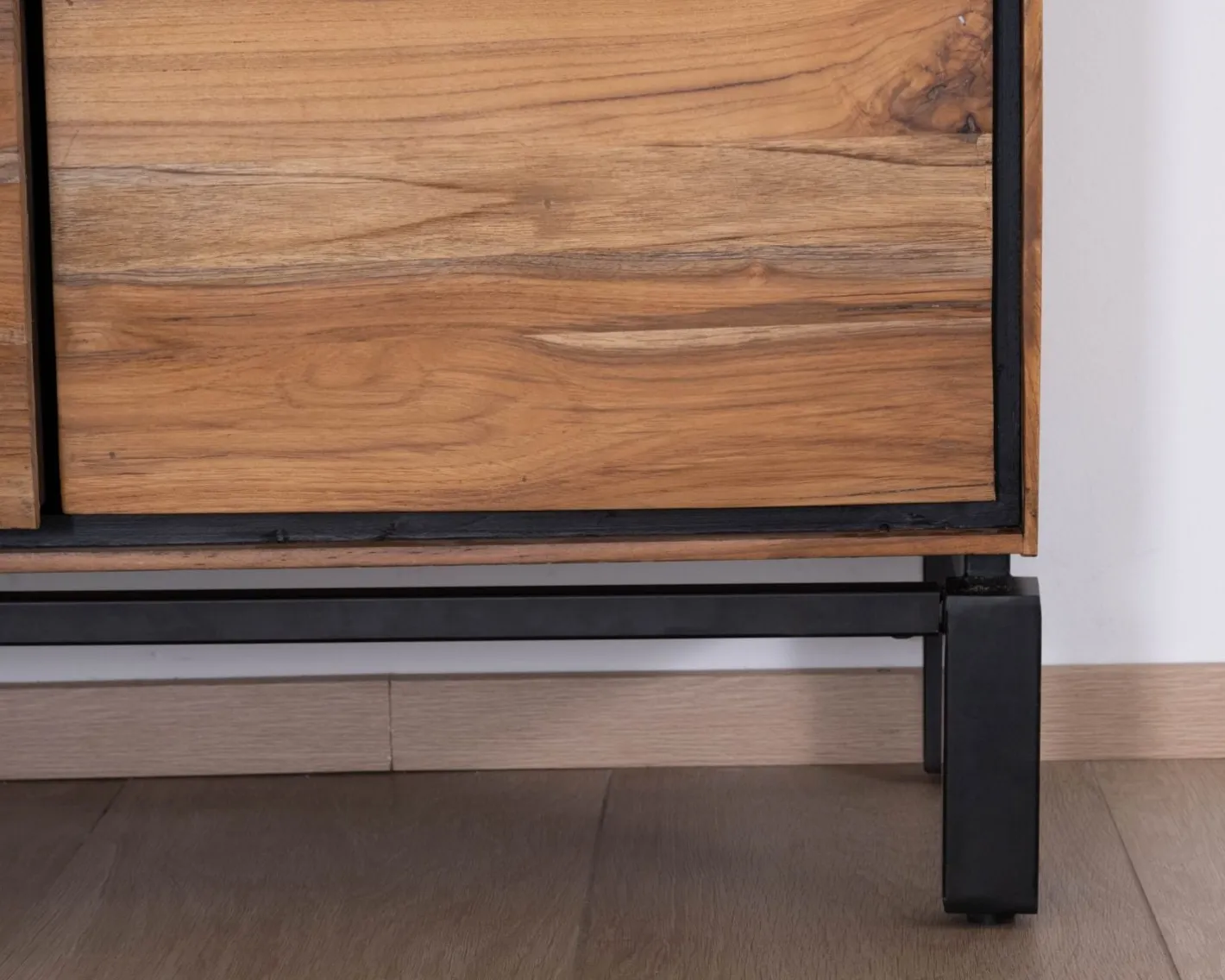 Petit vaisselier vitré esprit contemporain "Olonie" en teck naturel, acacia et métal noir Vaisselier|Vitrine Et Argentier