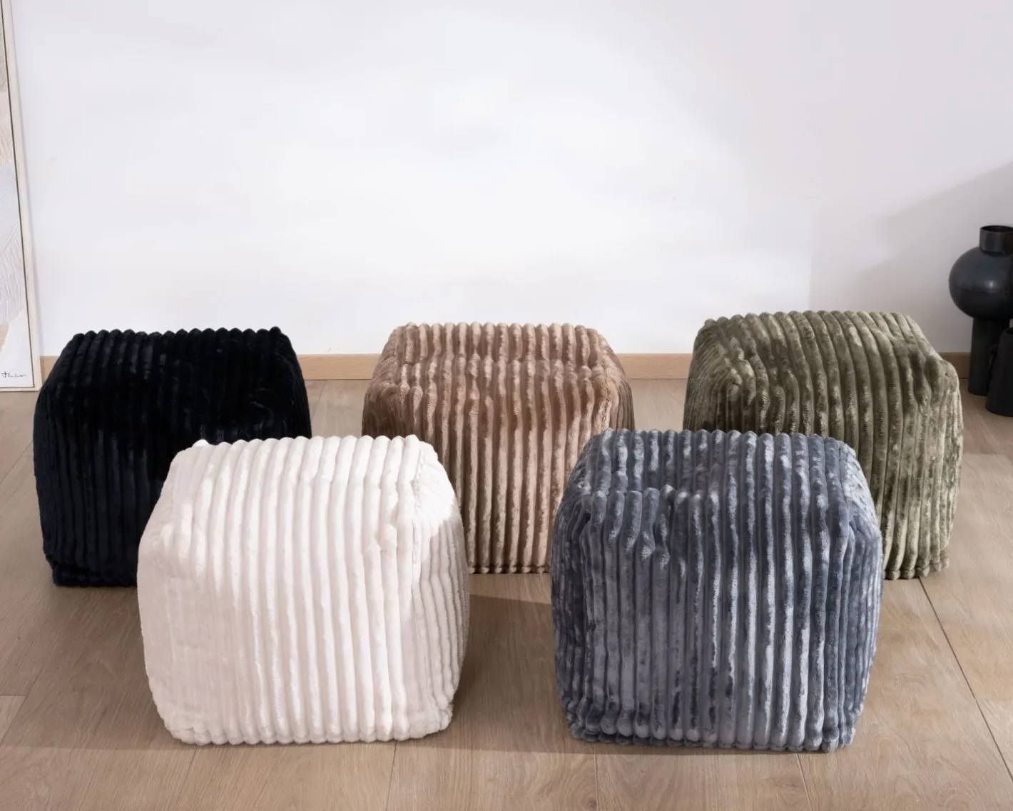 Hot Pouf cubique en velours côtelé kaki "Lizard" Décoration